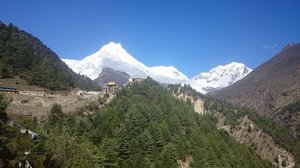 Sicht vom Tal auf den Manaslu. (Foto: Gerald Schumer)