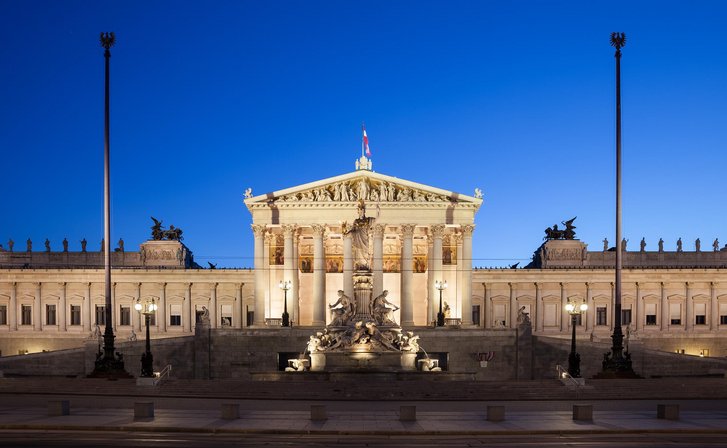 Das österreichische Parlamentsgebäude in der Abenddämmerung. (Foto: Thomas Wolf, www.foto-tw.de; CC BY-SA 3.0)