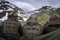 Ein 12,7-mm-üsMG im Feuerkampf im alpinen Gelände. (Foto: Steinberger)