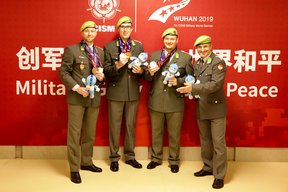 Die Schützen (v.l.n.r.) Bernhard Pickl, Gernot Rumpler, Alexander Schmirl mit Betreuer Klaus Gstinig waren mit einer Silbermedaille im 300-m-Dreistellungs-Match und der Bronzemedaille im 300-m- Schnellfeuer die erfolgreichste österreichische Mannschaft der Spiele. (Foto: HSZ/Michael Gottlieber) 