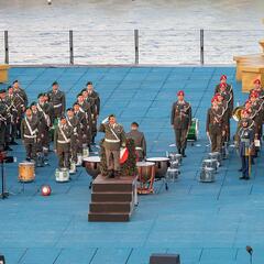 Die Stücke wurden von verschiedenen Soldaten dirigiert. Unterstützt wurden die Musikerinnen und Musiker auch von Soldatinnen und Soldaten aus dem Oman, in blauer Uniform. (Foto: BMLV/Laura Heinschink)