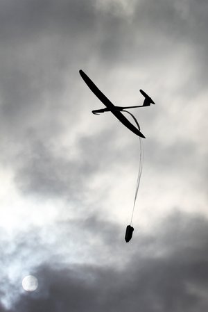 Immediately prior to landing, just a few metres above ground, the under-hull section with the observation head is rejected and safely falls on a parachute.