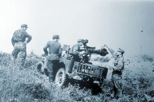 General Horst Pleiner (li.) in den 1960er Jahren als Kommandant einer 10,6-cm-rPak-Gruppe. (Foto: Archiv Pleiner)  