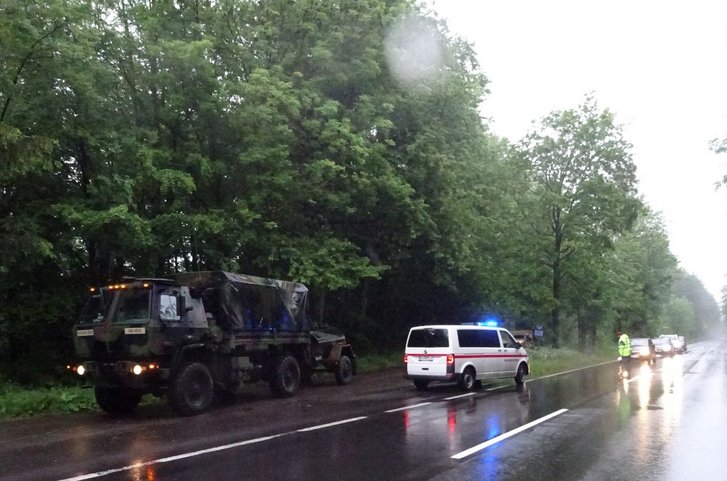 Die Militärpolizei sichert das Eingliedern in den fließenden Verkehr. (Foto: Sturmlechner)