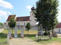 Kuffern 2018: Die Ortskirche mit dem Denkmal für die bei Kuffern gefallenen deutschen Soldaten (vo. li.) und dem Kriegerdenkmal (vo. re.). (Foto: RedTD/Gerold Keusch)