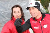 Mit Partnerin Ingrid unmittelbar vor dem abschließenden 84,4 km Laufbewerb – gezeichnet von Kälte und nächtlicher Schwerstarbeit. (Foto: Werner Planer) 
