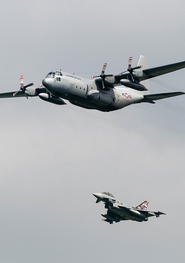 Eine C-130 „Hercules“ und ein Eurofighter des Bundesheeres im Himmel über dem Fliegerhorst Hinterstoisser in Zeltweg. Damit Displays wie dieses möglich sind, ist eine umfangreiche Vorbereitung und eine entsprechende Infrastruktur notwendig – nichts bleibt dem Zufall überlassen. (Foto: Bundesheer/Paul Kulec)