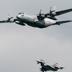 Eine C-130 „Hercules“ und ein Eurofighter des Bundesheeres im Himmel über dem Fliegerhorst Hinterstoisser in Zeltweg. Damit Displays wie dieses möglich sind, ist eine umfangreiche Vorbereitung und eine entsprechende Infrastruktur notwendig – nichts bleibt dem Zufall überlassen. (Foto: Bundesheer/Paul Kulec)