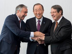 Im November 2016 wurden mit dem neuen Volksgruppenführer der TKCYP, Mustafa Akinci (links), dem UN-Generalsekretär Ban Ki-moon (Mitte) und dem GKCYP-Präsidenten Nikos Anastasiades erneut Gespräche gestartet. (Foto: UNFICYP)