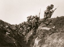 Alliierte Soldaten erheben sich aus ihren Gräben und greifen deutsche Stellungen an der Westfront an. Dieses Foto wurde während eines Trainings aufgenommen. (Foto: Imperial War Museum/gemeinfrei)