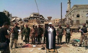 Die Aufgabe von Darayya durch syrische Aufständische zeigte wieder einmal wie sehr das Bashar-Regime von der IRGC abhängig ist. Gleich nach dem Abzug der Aufständischen und Zivilisten, betete ein Mullah – ‘Anführer’ der irakischen Liwa Imam al-Hussein – demonstrativ vor Ort. (Foto: Veröffentlichung der Liwa Imam al-Hussein)
