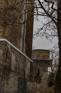 Der Geschützturm (hinten) und der Leitturm (vorne) im Arenbergpark stehen nur etwa 150 m voneinander entfernt. (Foto: Karri Kaas)