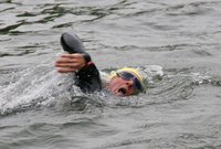 Der letzte Ultra-Triathlon (Moosburg 2007): in einem der drei Moorteiche, ... (Foto: Werner Planer)