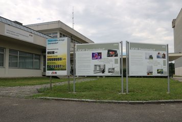 Schautafeln vor dem Informations- und Trainingszentrum im AKW Zwentendorf. (Foto: Truppendienst/Gerold Keusch)