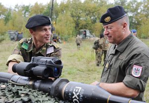 Generalleutnant Günter Höfler im Gespräch mit Brigadegeneral Michiel van der Laan der Niederländischen Armee. (Foto: Bundesheer/Franz Hartl)