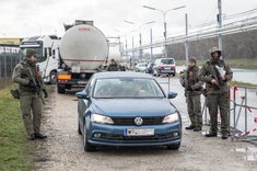 Personen- und Fahrzeugkontrolle während der Übung. (Foto: Lukas Kränkl)