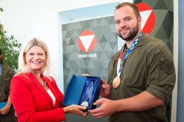Verteidigungsministerin Klaudia Tanner mit Bronzemedaillengewinner Lukas Weißhaidinger. (Foto: Bundesheer/Gunter Pusch)