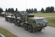 Ein schweres US-Transportfahrzeug mit einem aufgeladenen Humvee. (Foto: Bundesheer/Kommando Landstreitkräfte)