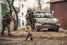 Vorgehen von Panzergrenadieren unter Sicherung des Geländes durch den "Ulan". (Foto: Rainer Zisser)