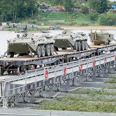 Russische BTR-Radschützenpanzer auf einer schwimmenden Eisenbahnbrücke während eines Manövers im Jahr 2017. (Foto: Mil.ru; CC BY-SA 4.0)