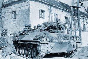 Panzergrenadiere fahren während der "Bärentatze" an einem Gehöft vorbei. (Foto: HBF)