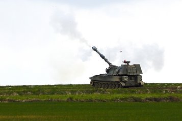 die Panzerhaubitze ist beim Scharfschießen enormen Belastungen ausgesetzt. Techniker gewährleisten die materielle Sicherheit. (Foto RedTD)