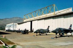 Verschiedene Modelle des Flugzeugherstellers Soko vor einer Fertigungshalle im Werk Jasenica bei Mostar. (Foto: Archiv Martinovic)