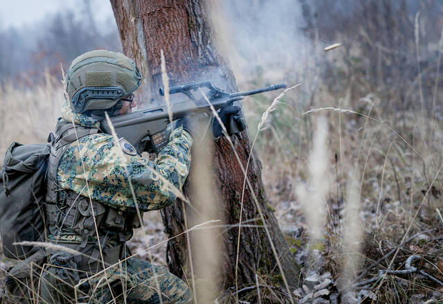 Ein Schütze bekämpft ein Ziel. (Fotos: Bundesheer/Daniel Trippolt)