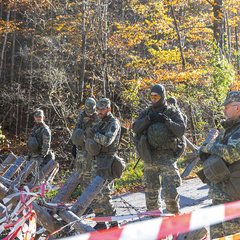 Die Gruppe, die am Kontrollpunkt des Zuges eingesetzt ist, hat viele Szenarien zu bewältigen. Diese reichen von der Personen- und Fahrzeugkontrolle bis zum Beherrschen einer Demonstration. Die meisten Aufgaben kann die Gruppe selbstständig bewältigen, bei größeren Aktionen werden weitere Gruppen des Zuges benötigt. Diese unterschiedlichen Szenarien und die stufenweise Lageentwicklung sind bei Übungen zu berücksichtigen. (Foto: Felix Brader)