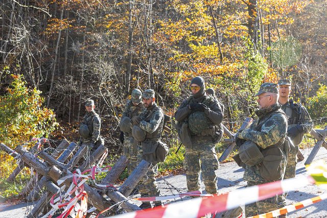 Die Gruppe, die am Kontrollpunkt des Zuges eingesetzt ist, hat viele Szenarien zu bewältigen. Diese reichen von der Personen- und Fahrzeugkontrolle bis zum Beherrschen einer Demonstration. Die meisten Aufgaben kann die Gruppe selbstständig bewältigen, bei größeren Aktionen werden weitere Gruppen des Zuges benötigt. Diese unterschiedlichen Szenarien und die stufenweise Lageentwicklung sind bei Übungen zu berücksichtigen. (Foto: Felix Brader)