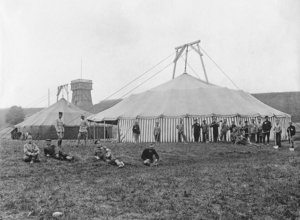 Bevor die Kriegsgefangenen in Baracken einquartiert wurden, waren sie in Zelten untergebracht. (Foto: Archiv Franz Wiesenhofer).