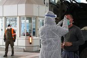 Gesundheitscheck bei der Einreise nach Österreich an einem Grenzübergang in Kärnten. (Foto: Bundesheer/Arno Pusca)