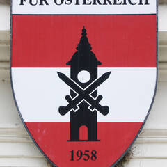 Wappen der HUAk am Portal des Hauptgebäudes. (Foto: RedTD/Gerold Keusch)