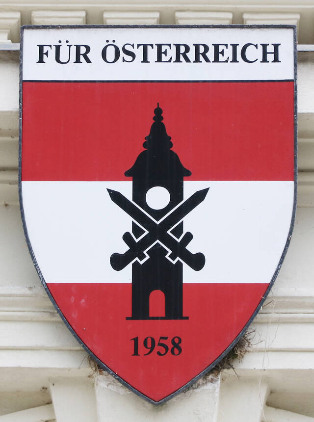 Wappen der HUAk am Portal des Hauptgebäudes. (Foto: RedTD/Gerold Keusch)