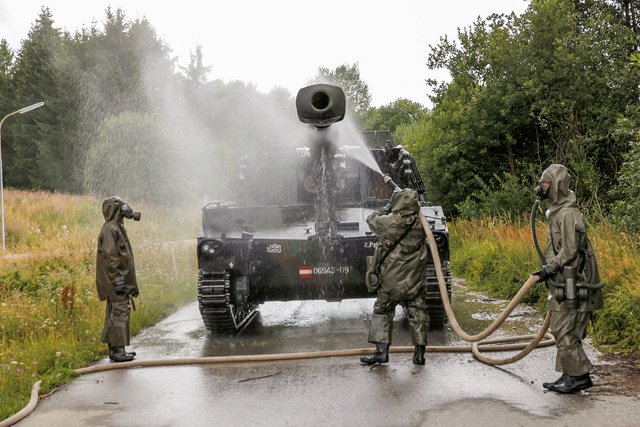 Bei Einsätzen oder Übungen des Bundesheeres kommen die Soldaten zum Teil mit gefährlichen Betriebsmitteln und Arbeitsstoffen in Berührung. Dabei sind die Schutzbestimmungen unbedingt einzuhalten. (Foto: Bundesheer)