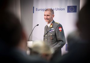 Der Leiter des Sprachinstitutes, Oberst MMag. Fronek erläutert das Thema der Veranstaltung: "Mehr Sicherheit durch Mehrsprachigkeit". (Foto: Bundesheer/Carina Karlovits)