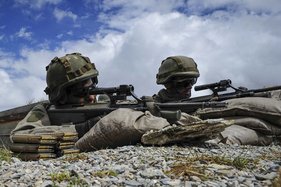 Zwei Soldaten erwarten in der Stellung den Angriff des Gegners. (Foto: Steinberger)