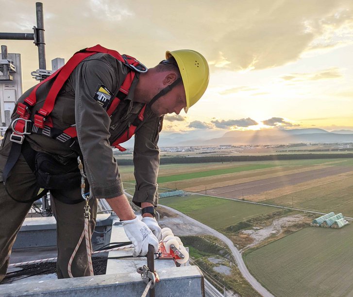 Der PSAgAfA-Fachanwender überwacht die Arbeiten an einem Futtersilo. (Foto: Bundesheer/Lukas Walter)