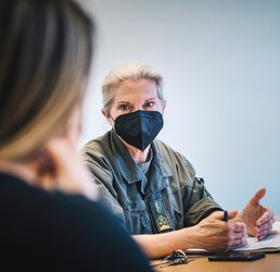 ObstA Dr. Gudrun Walter im Gespräch mit dem TRUPPENDIENST. (Foto: Bundesheer/Daniel Trippolt)