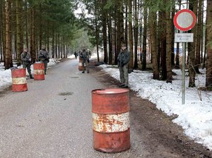 Milizsoldaten an einer Zufahrtsstraße zu einem Schutzobjekt. (Foto: Bundesheer/Christian Debelak)
