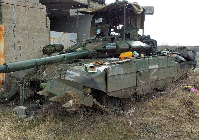 Das Ziel in der Verteidigung ist nicht nur das eigene Gelände zu halten, sondern auch  feindliche Waffensysteme zu vernichten wie hier ein  in der Ukraine zerstörter  russischer Kampfpanzer. 
