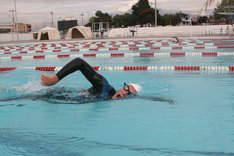 Kurz vor dem Start beim Einschwimmen im noch beinahe leerem Becken. (Foto: Werner Planer)