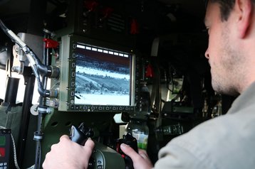 Ein Soldat überwacht mit dem Wärmebildgerät des GMF Husar das Gelände. (Foto: TD/Keusch)