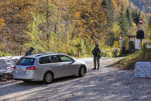 Die Gruppe, die am Kontrollpunkt des Zuges eingesetzt ist, hat viele Szenarien zu bewältigen. Diese reichen von der Personen- und Fahrzeugkontrolle bis zum Beherrschen einer Demonstration. Die meisten Aufgaben kann die Gruppe selbstständig bewältigen, bei größeren Aktionen werden weitere Gruppen des Zuges benötigt. Diese unterschiedlichen Szenarien und die stufenweise Lageentwicklung sind bei Übungen zu berücksichtigen. (Foto: Felix Brader)