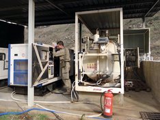 Eine Nachschub-Transport-Gruppe der österreichischen Transportkompanie des UNIFIL-Kontingents im Libanon betreibt eine Containertankanlage, die auch mit Notstrom betrieben werden kann. (Foto: Bundesheer/Robert Lang)