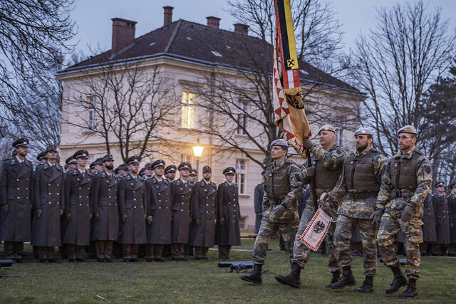 Einmarsch des Feldzeichens bei der Ausmusterung an der HUAk. (Foto: Bundesheer/Rainer Zisser)