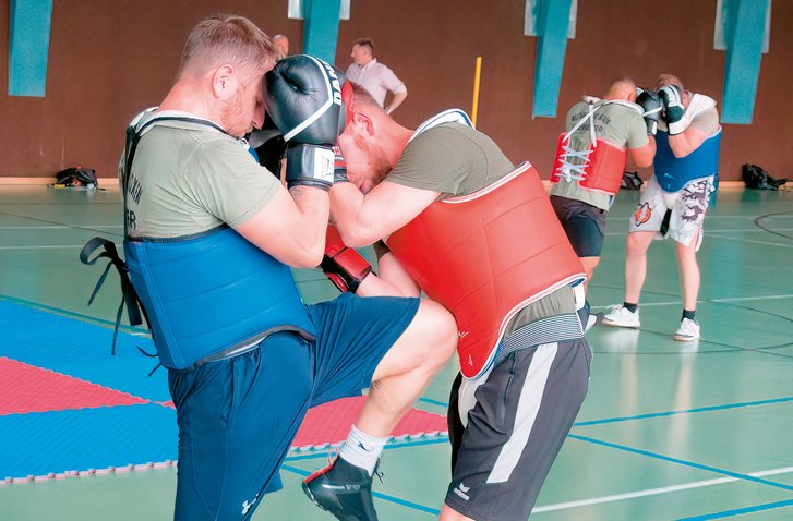 Zwei Lehrgangsteilnehmer beim Sparring. (Foto: RedTD/Klara Oppenheim)