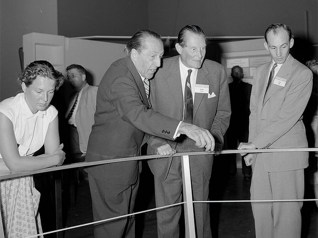 Der Schweizer Atomphysiker Paul Scherrer, Chef des Kernwaffenprogrammes, bei der  Übergabe des Atomreaktors an die Schweiz in Genf mit Walter Boveri und Admiral  Strauss in den USA, 1955 (Foto: Björn Erik Lindroos, CC BY-SA 4.0)