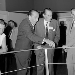 Der Schweizer Atomphysiker Paul Scherrer, Chef des Kernwaffenprogrammes, bei der  Übergabe des Atomreaktors an die Schweiz in Genf mit Walter Boveri und Admiral  Strauss in den USA, 1955 (Foto: Björn Erik Lindroos, CC BY-SA 4.0)
