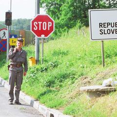 Slowenische Grenztafel und LKW-Kolonne nahe Spielfeld/Šentilj. (Foto: Bundesheer)